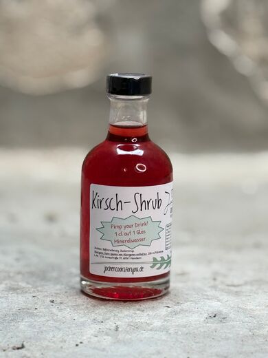 Kirsch Shrub in der Glasflasche mit Schraubverschluss. 