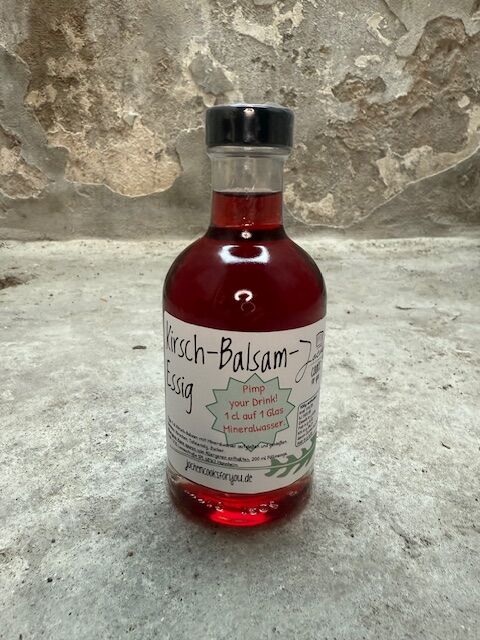 Kirsch Balsam Essig in der Glasflasche mit Schraubverschluss. 