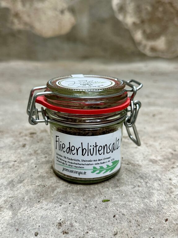 Fliederblüten Salz im Bügelglas. 